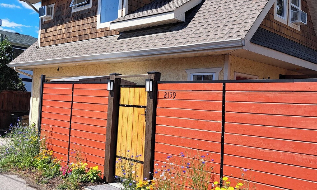 South Central House | Charming 2 Bedroom House Close to KGH and Lake