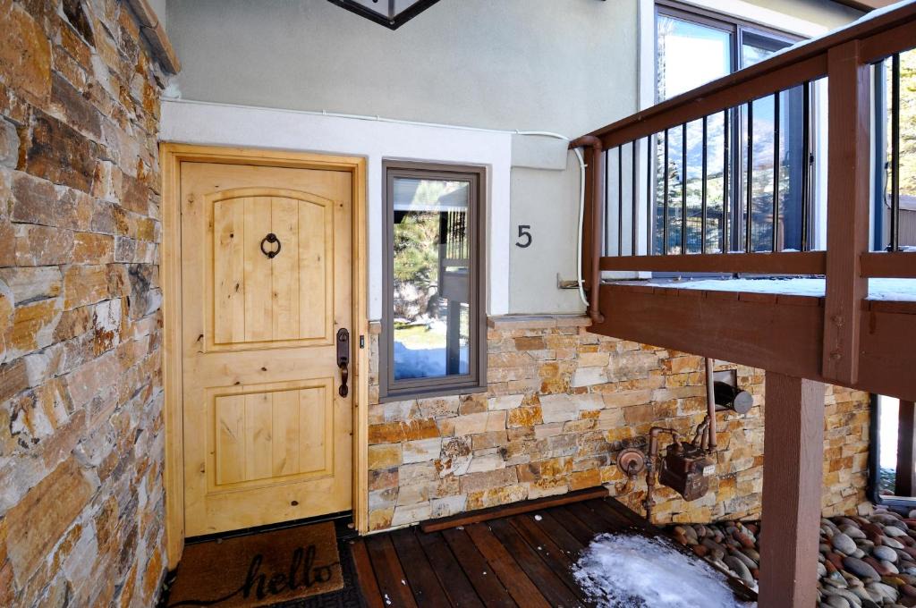 Matterhorn Village House | Spectacular Remodeled 5 Bedroom Matterhorn home w/ Hot Tub and Ski Lockers!