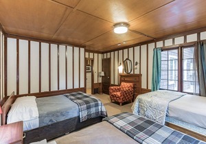 NEW LISTING! Main Lodge at Rainier Lodge (0.4 m from entrance) by RedAwning in Ashford