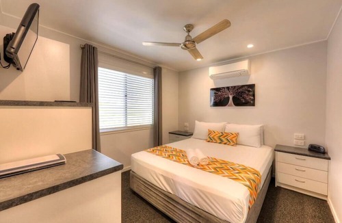 Alexandra Headland Cabin | 2 Bedroom Holiday Home 4 Berth - 2 Bedroom Holiday Home 4 Berth