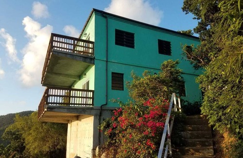 Upper Carolina Villa | Central: close to public transpertation beaches and trails of the National Park