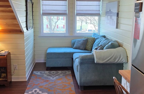 Put-in-Bay Apartment | Charming Couples Get-away at Put-in-Bay. - The Screened Inn
