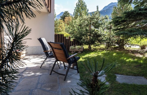 Sils-Maria Apartment | Chesa Curtinella 13 – Spacious 5.5-room flat with garden
