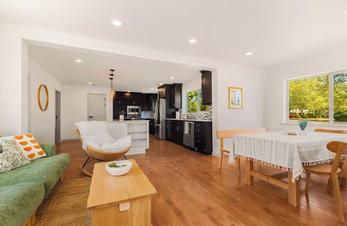 Mountlake Terrace House | Cozy & Spacious 3BR/2BA Family Home. Easy I-5 Access.