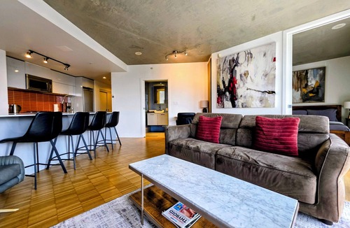 Gastown Apartment | Downtown Escape – Walk to Cruise Ships & BC Place | 3 Comfy Beds