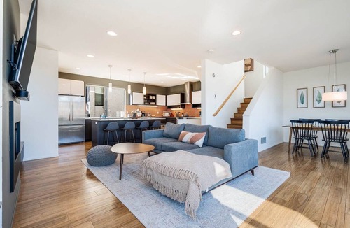 Seattle House | Luxurious Seattle townhome w/Mt Rainier and skyline views!