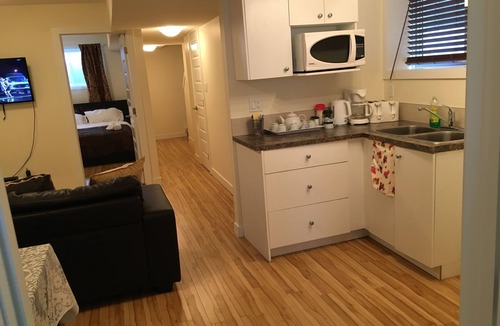 Northwest Edmonton House | Modern 2 BD RM Vacation Home Near West Edmonton Mall & Transit Center/LRT