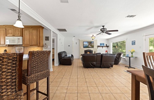McQueeney House | Right on the Water/Volley Ball/Corn Hole/Fun & Relaxing Lake House in Lake McQ