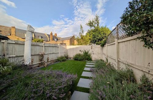 Sidcup House | Stunning House With Private Backyard