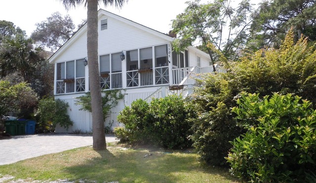 2 Bedroom Lovingly Restored 1925 Cottage 1 1/2 Blocks From Beach in Tybee Island
