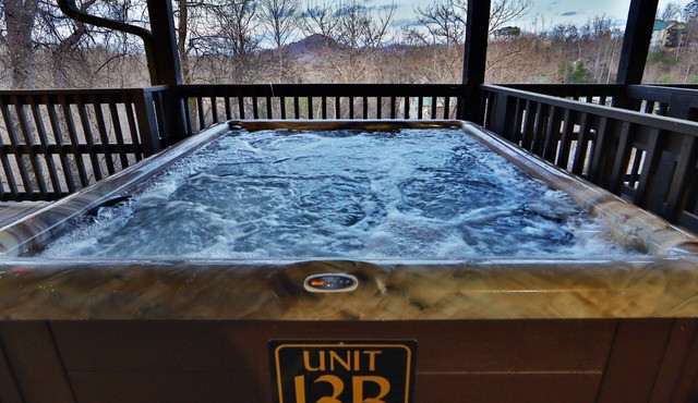 2BR, close to Dollywood, hot tub! in Sevierville