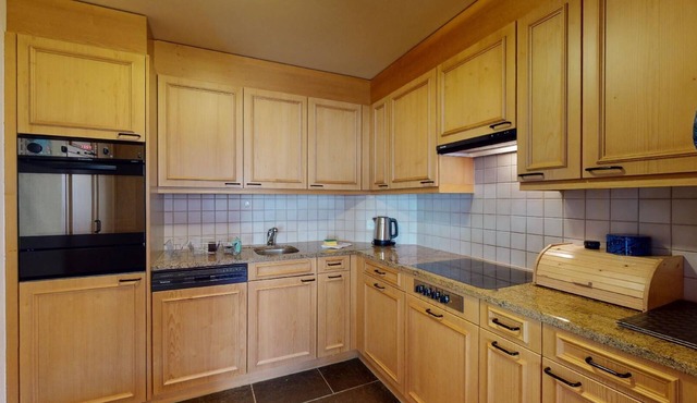 3½-room apartment on the 2nd floor, entrance with wardrobe, living room with TV, in Champfèr