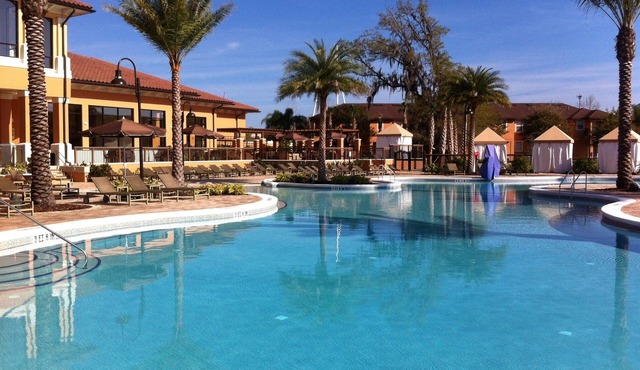 4 BR unit with 2 King Size Ensuite BR , 3 Mi to Disney, 1 min to Pool, Free WiFi in Kissimmee