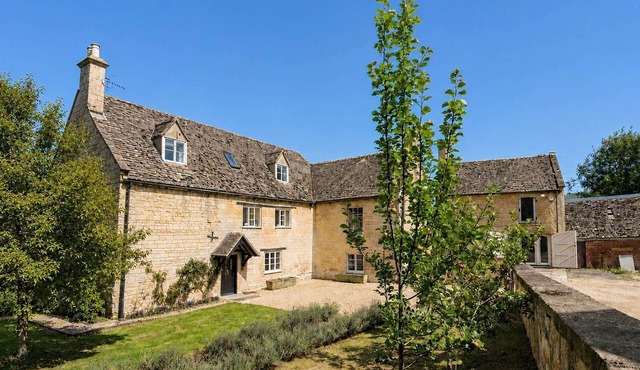 A sudeley castle cottage that sleeps 14 guests in 7 bedrooms in Winchcombe