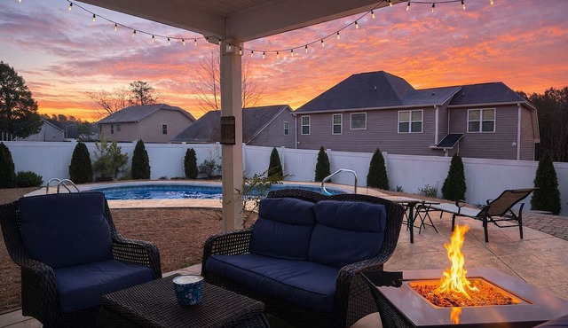 🤩Amazing Pool🏖️-Fire Pit🔥 - Cozy Backyard 🫶- 20 min to Fort Bragg! in Fayetteville