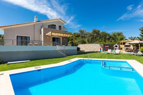 Anatoli Villa, a Retreat with Private Pool & BBQ, By ThinkVilla in Orthés