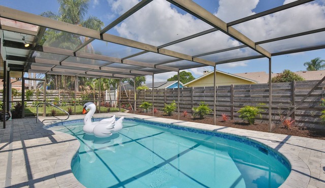 Andy's Paradise -10 Min to AMI, Newly Renovated in 2022 & Private Heated Pool in Bradenton
