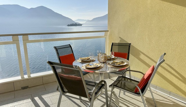 Apartment with a breathtaking panorama, private lake access and raft in Porto Ronco