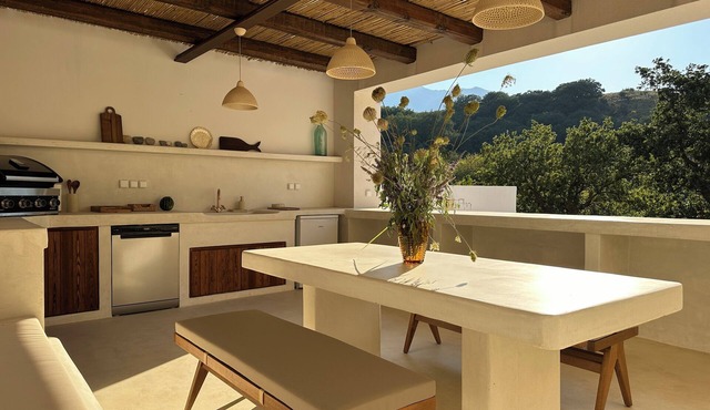 Architect-designed house with sea view, 10 minutes from the beach. Infinity pool.Jacuzzi. BBQ in Patima