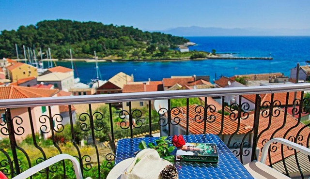 Avgi Ena in Gaios