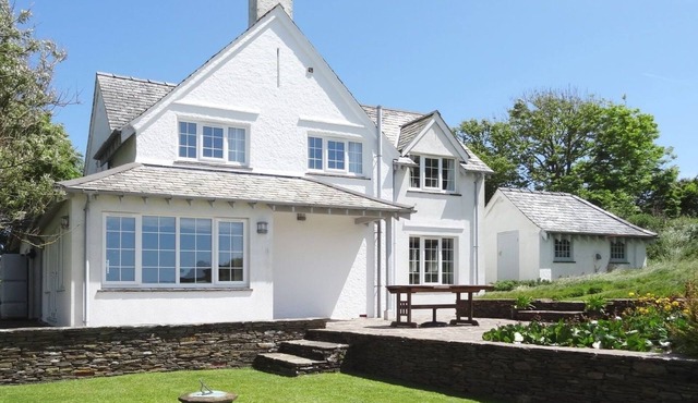 AYRMER PATH, pet friendly, luxury holiday cottage in Ringmore in Devon