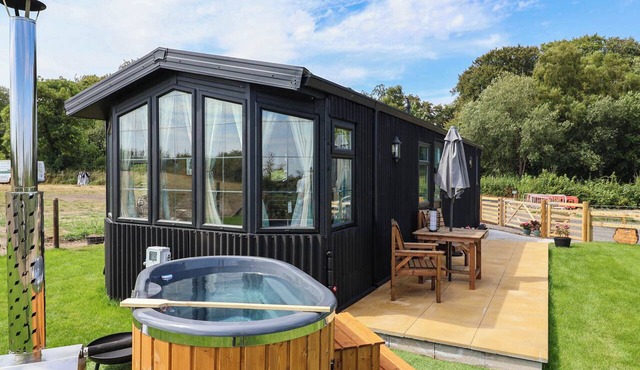 BALWEN, pet friendly, character holiday cottage, with hot tub in Mold in Mold