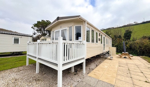 Beach Coast Getaway in South Devon! Hill Views and on site entertainment, in Challaborough