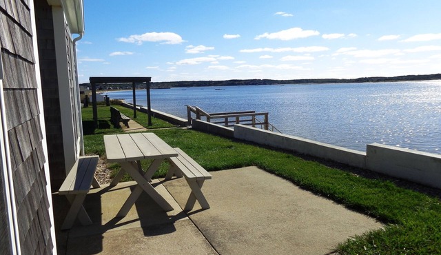 Beach front Cottage, close to downtown - Private Beach and Great Water views in Wellfleet