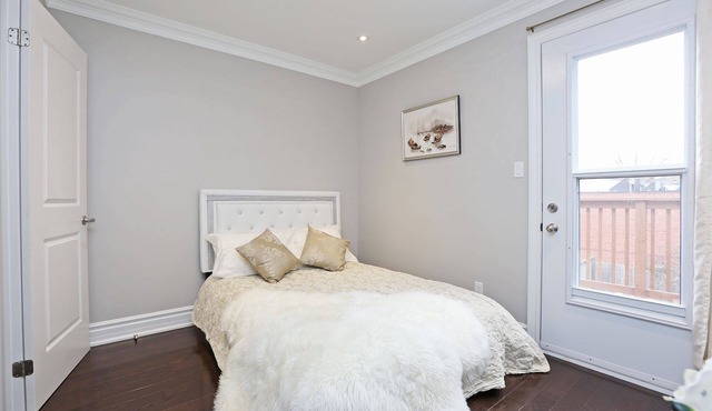Beaches House with 3 Bdrm & 3 Bath Sleep 8/parking in Toronto