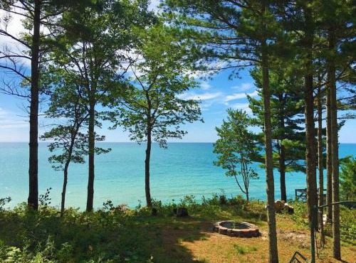 Beachfront~Private Sand Beach~Close Mackinac Ferry in Brevort