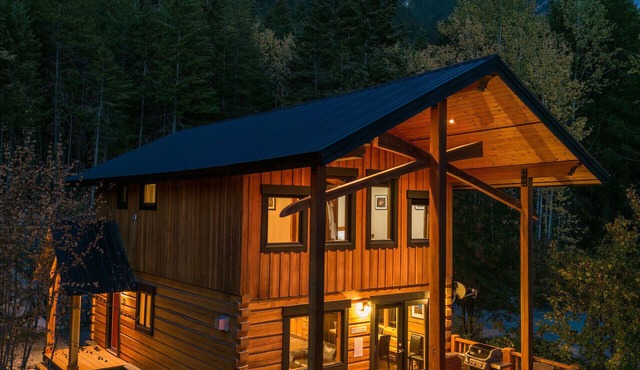 Bear Lodge - 3 Bedroom Luxurious Log Cabin, Private Hot Tub and Mountain Views in Golden
