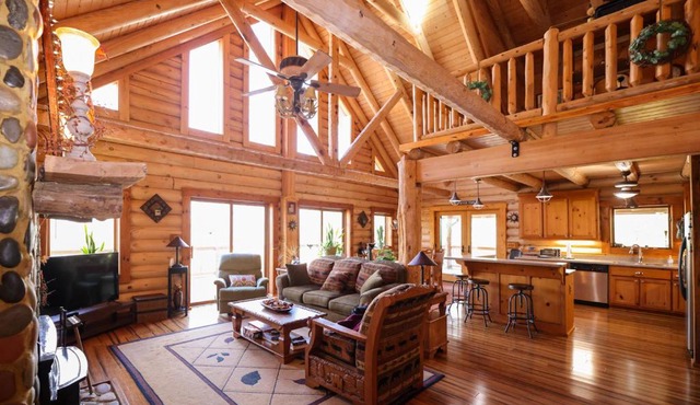 Beautiful River Front Log Cabin Near Williamsburg in Toano