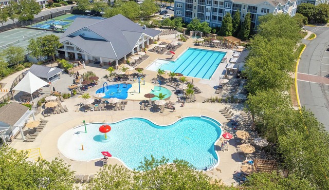 Beautifully Decorated 4-Bedroom, 3-Bathroom Pet Friendly Condo with Elevator Access: Walk to all Freeman Stage, Pools, Fitness Center and More in the amenity-rich Bayside Resort and Golf Community. in Selbyville