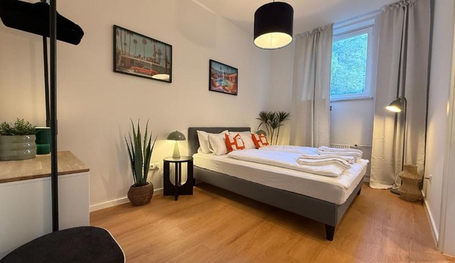 BeckHomes Munich- Large 210 sqm Central Apartment- 7 BR, 6Baths, 3 Kitchens, Up to 18 Guests in Munich