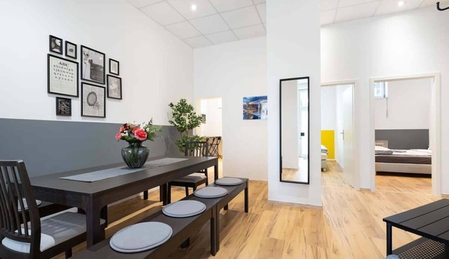 Big Central Apartment near Rotkreuzplatz with 3 BR for 12 PAX in München