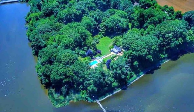 Blake House Historic Estate with Private Inn in Centreville