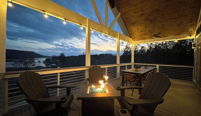 "Blue w/a View"" Luxury home w/pool, fire pit, private hot tub, kayaks & more! in Cedar Bluff