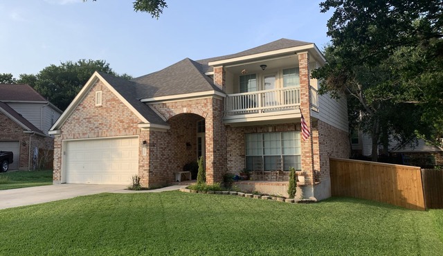 boho rustic 4 bedroom home w/retreat master bath convienient to everything in Schertz