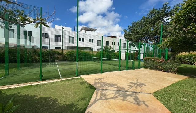 Bright 3-Level Condo w/AC, Rooftop Soaking Tub, Pool & Family Amenities in Solidaridad