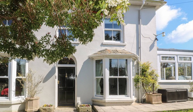 BURROW HOUSE, pet friendly, with open fire in Tywardreath in Par