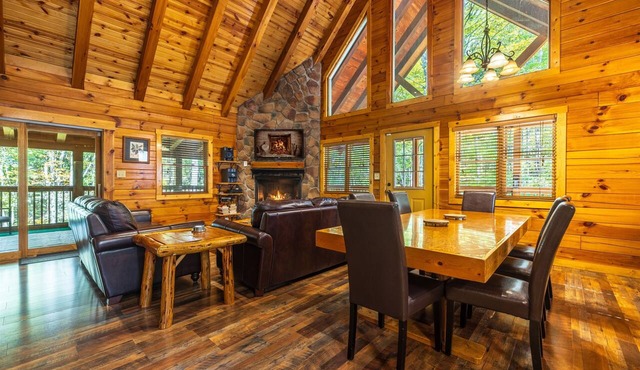 Cardinal Cabin (Hocking Hills area) in Sugar Grove