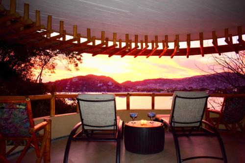 Casa de Ali: Located on the beach! in Zihuatanejo