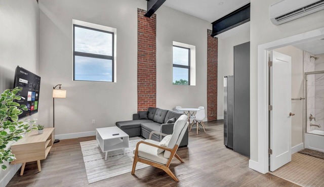 Charming 2-bedroom apartment in brilliant Cleveland with AC, WiFi in Cleveland