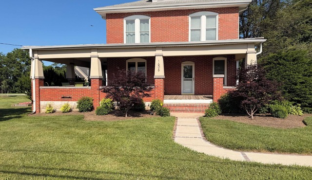 Charming 3-bedroom house in the heart of town right off I-70 in Mount Airy