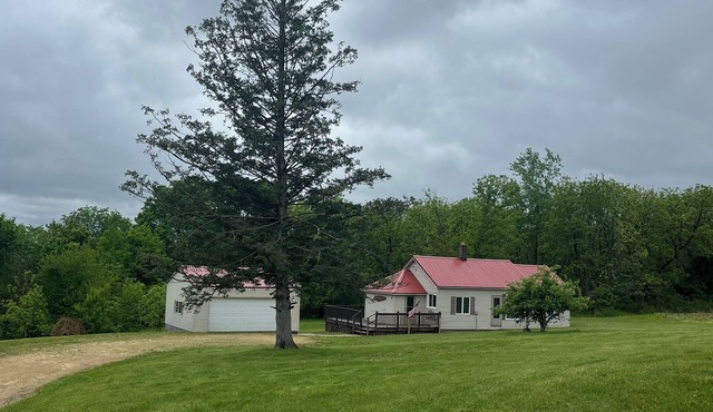 Charming Country Getaway – Nestled and Cozy Retreat with Outdoor Fun! in Potosi