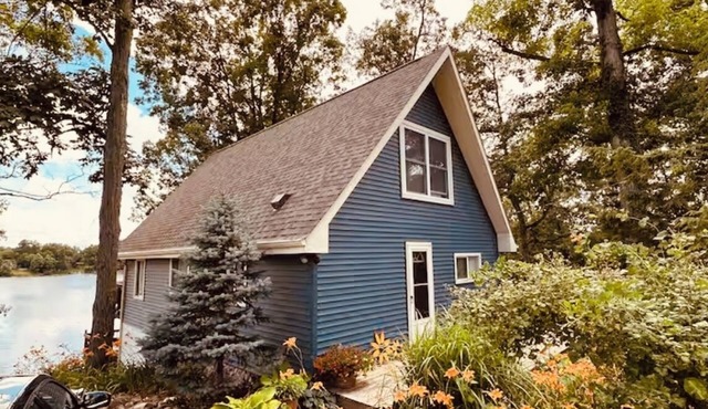 Charming lakefront cottage,private lake & dock, perfect secluded getaway in Syracuse