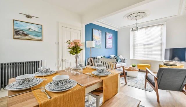Charming Three Story Townhouse footsteps away from the historic harbour. in West Looe