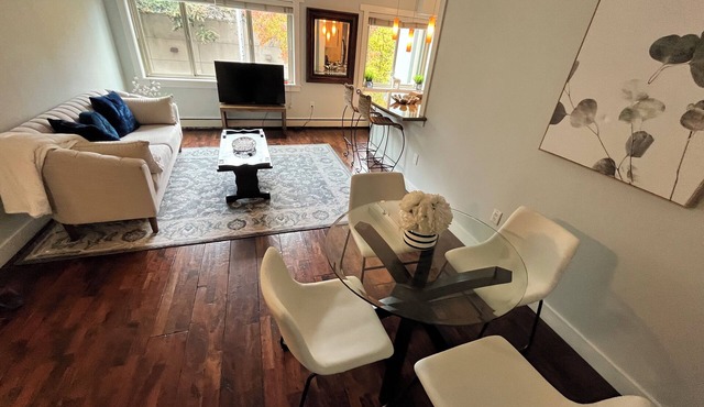 Chic 1-bedroom condo in the heart of Seattle walking distance to everything! in Seattle