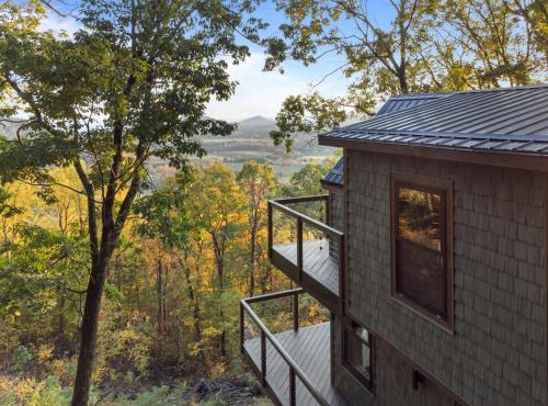 CloudPointe Retreat Treehouse in Stanardsville