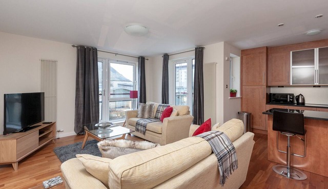 Contemporary three-bedroom apartment with free parking space. Sleeps 5. in Edinburgh
